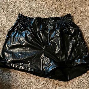 Faux leather elastic shorts